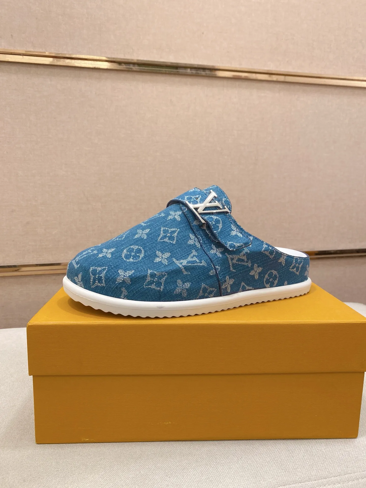 Men's shoes 💰: 360💰LV made 🔍Top purchasing agents, men's spring and summer slippers are available at the same counter. The uppers are made of Italian imported denim with logo graphics and high-quality craftsmanship. The soles are original soles specially provided by the original factory. The exclusive movable molded soles are super comfortable. Original factory follow-up products. 🔍🔍High quality. You can enter and exit the counter at will. Welcome to compare. The code number is 38-44.